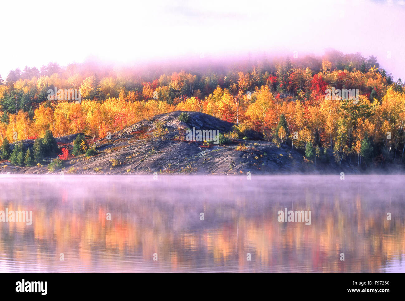 Nebligen Morgen, Simon See im Herbst, Naughton, Stadt von größeren Sudbury, Ontario, Kanada Stockfoto