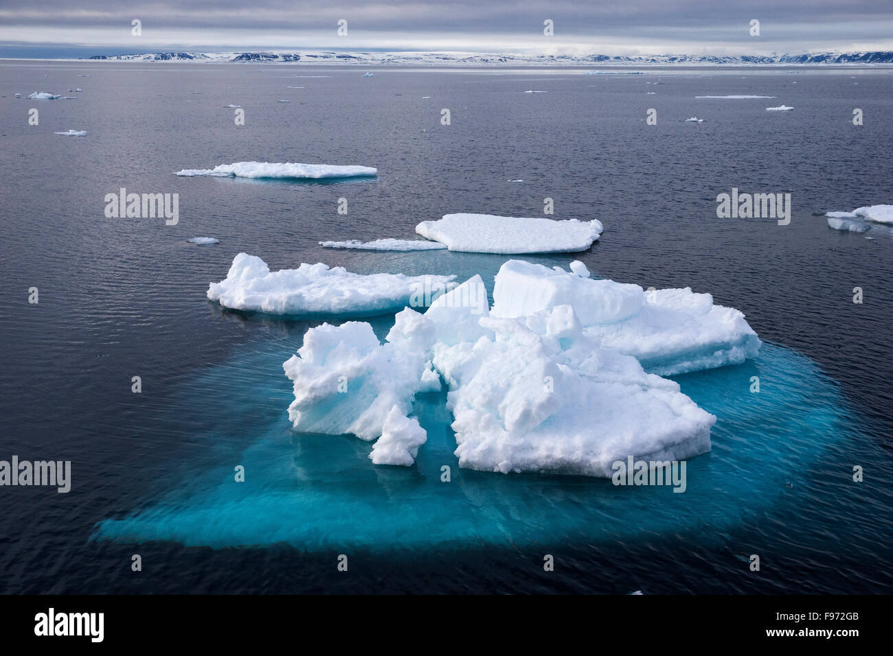 Packeis, nördlich von Spitzbergen Island, Spitzbergen, Arktis Norwegen. Stockfoto