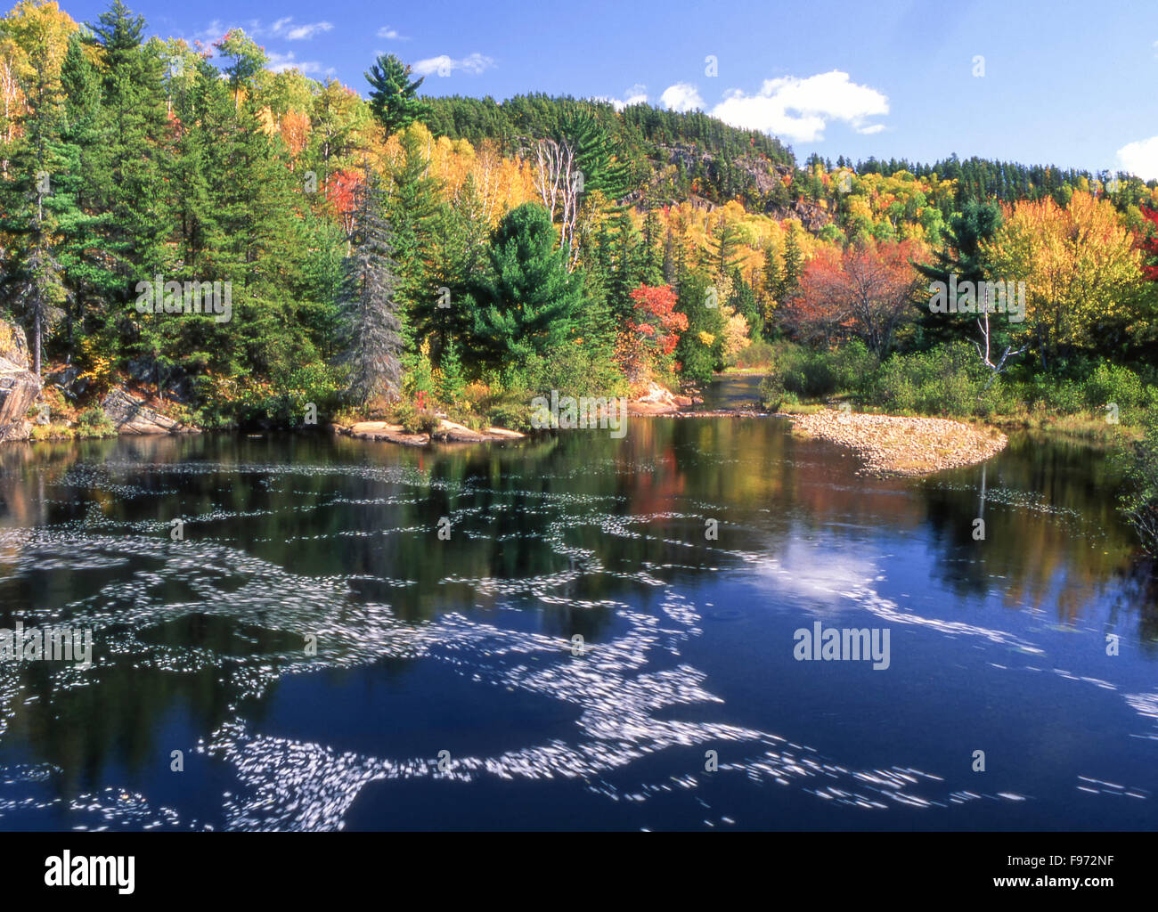 Onaping Fluss im Herbst, Stadt der größere Sudbury, Ontario, Kanada