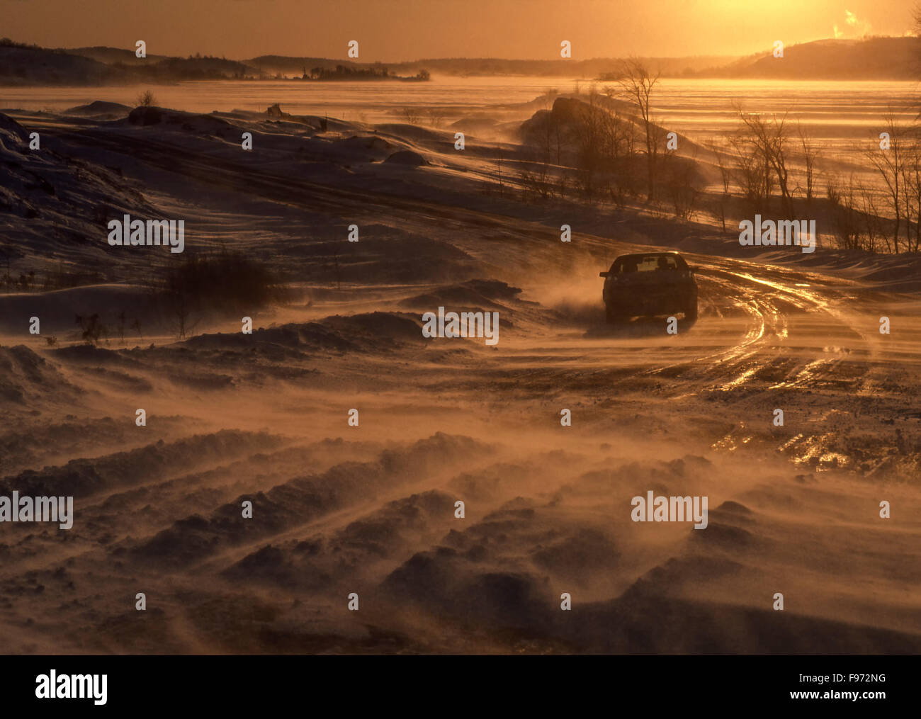 Auto unterwegs im Schneetreiben, Sudbury, Ontario, Kanada Stockfoto
