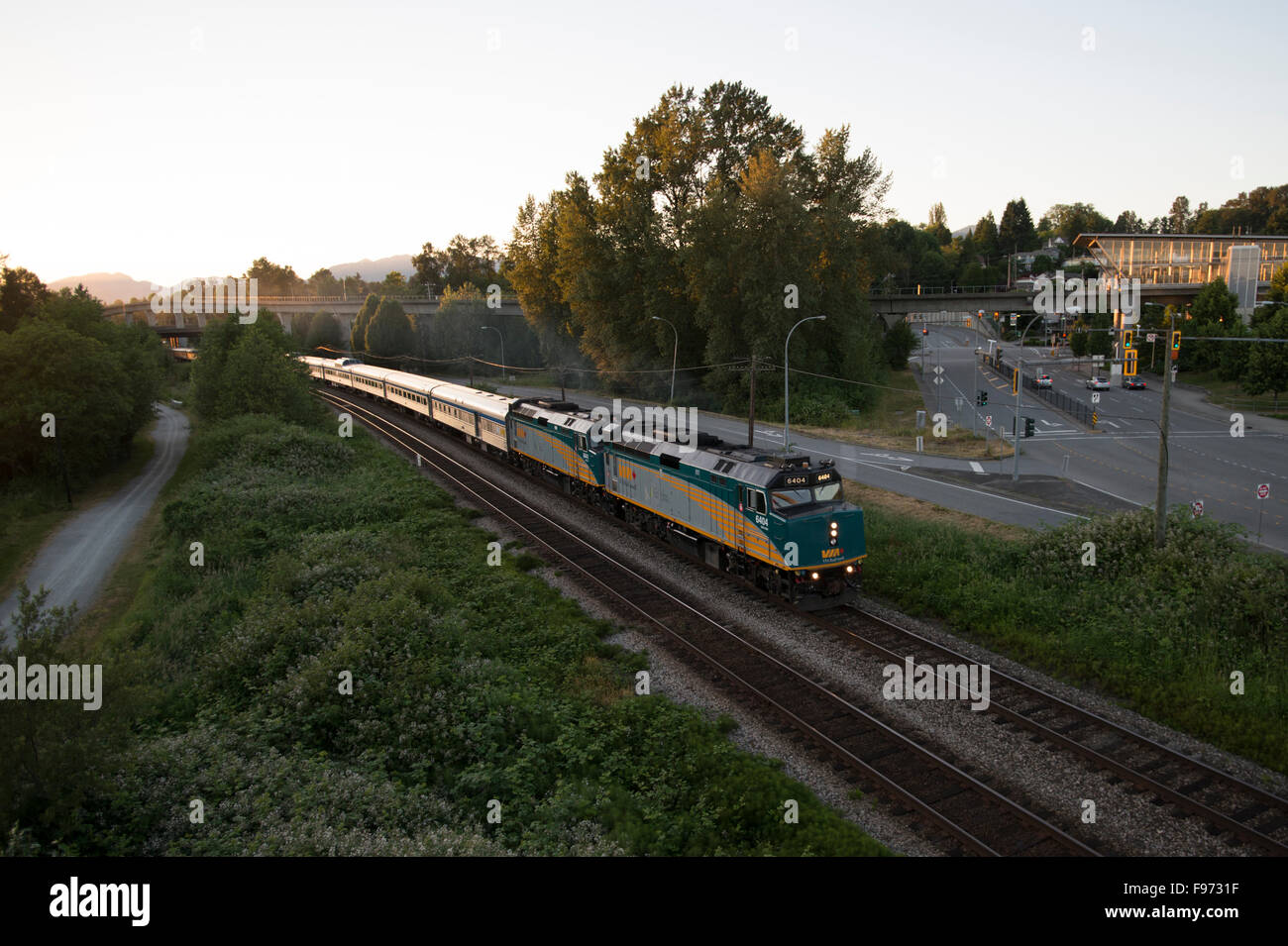 Der Kanadier VIA Rail Zug Nummer zwei durch Burnaby, British Columbia, Kanada. Stockfoto