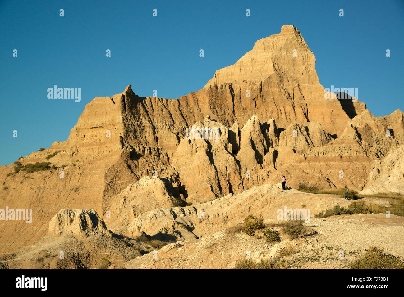 Szene des stark erodierten Buttes, Zinnen und Türme der Badlands Nationalpark. Geologische Formation zeigt Schichten von Sedimenten. Stockfoto
