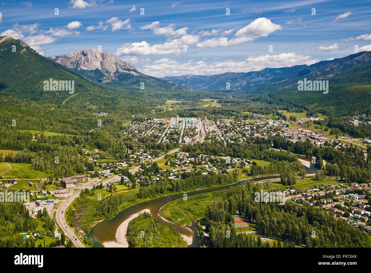 Luftaufnahme (nach Osten) der Stadt Fernie in Elk Valley mit Mount Hosmer im Hintergrund, Fernie, BC, Kanada. Stockfoto