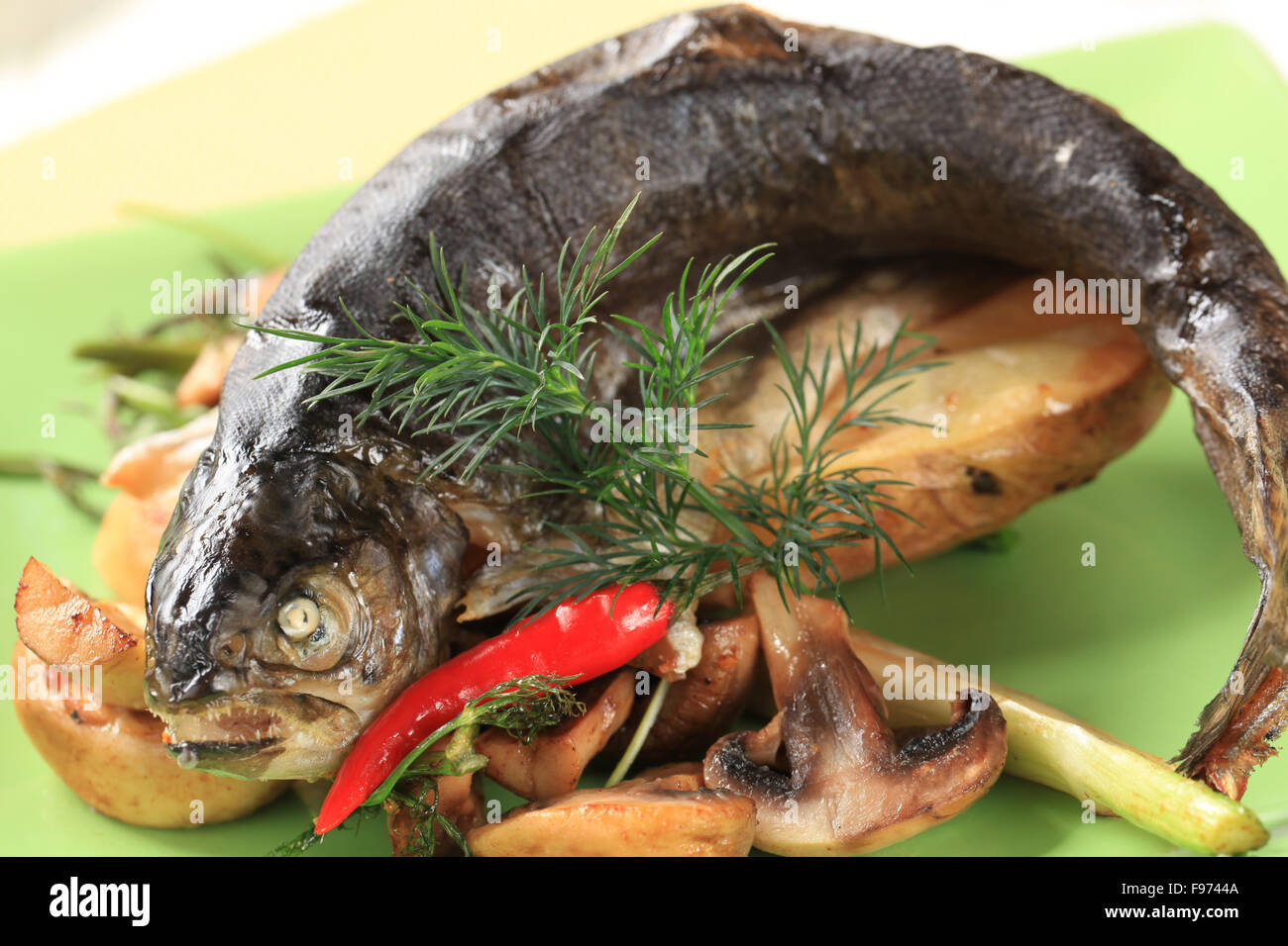 Ganze Forelle und Champignons En Papillote mit Ofenkartoffel ...