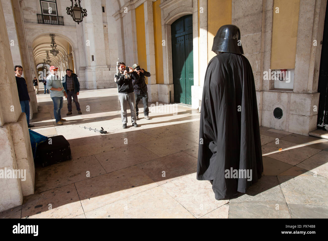 Darth Vader zu Fuß in Praça Comercio, im Zentrum von Lissabon, Portugal. Stockfoto