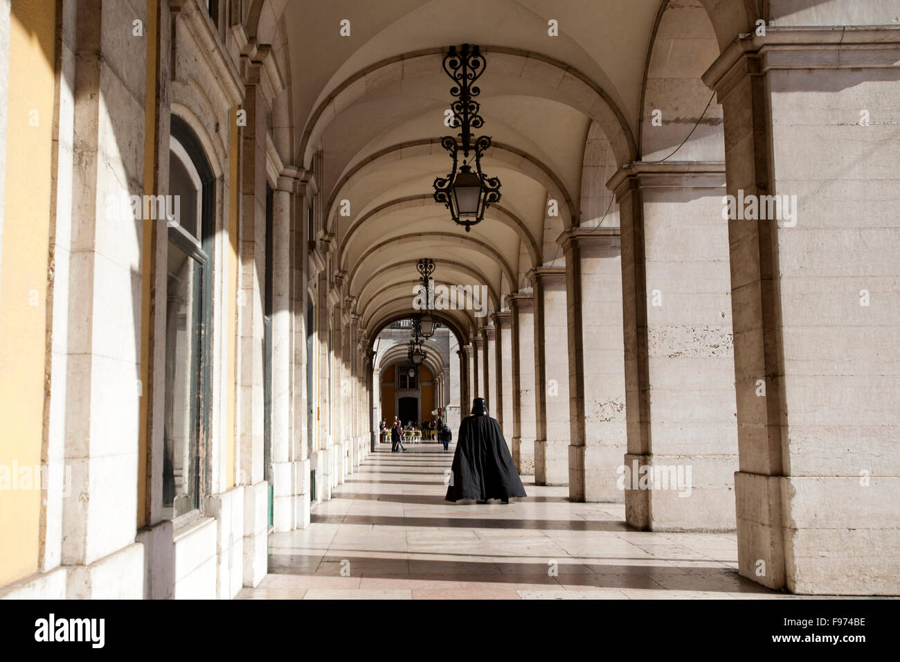 Darth Vader zu Fuß in Praça Comercio, im Zentrum von Lissabon, Portugal. Stockfoto