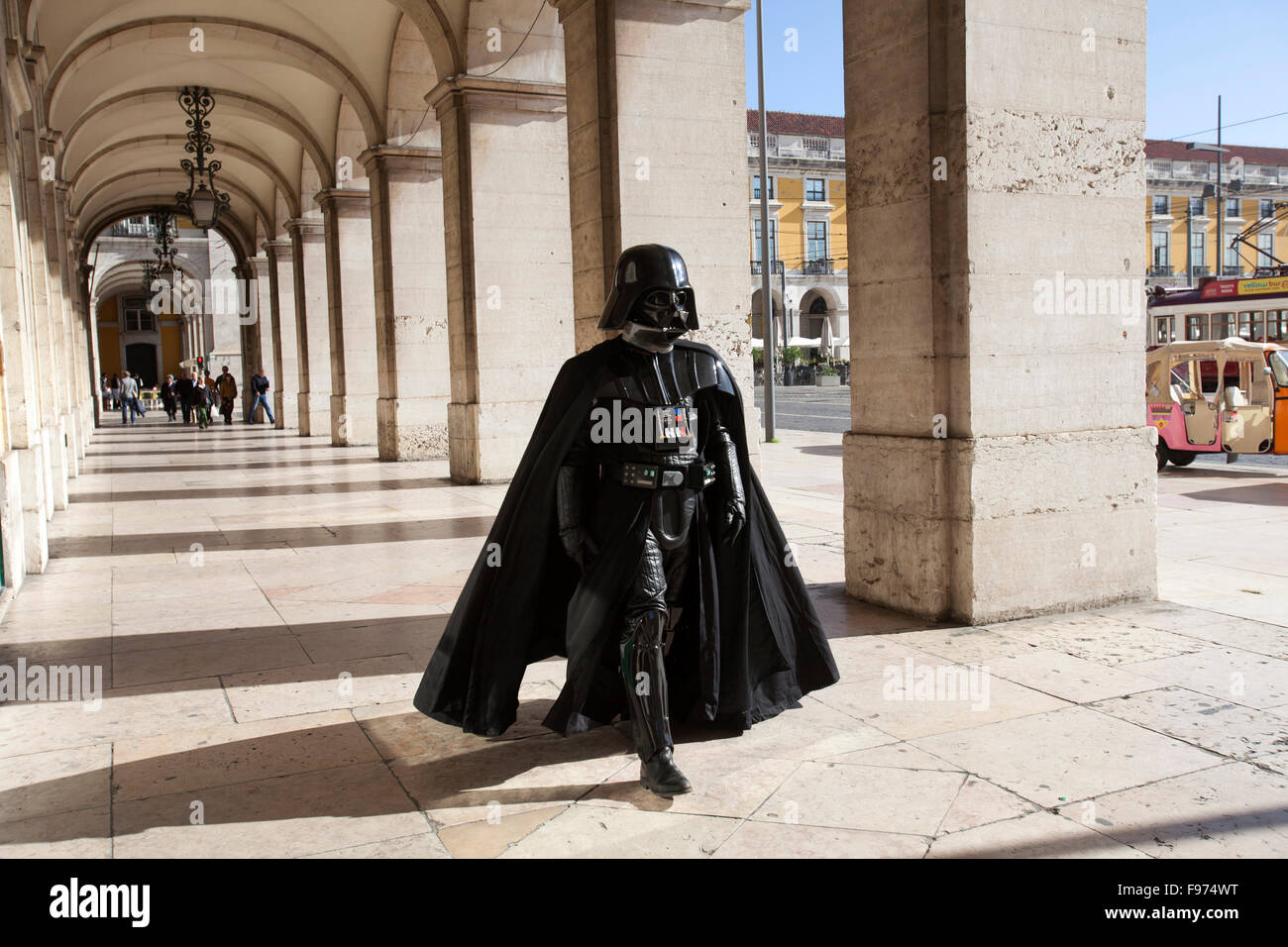 Darth Vader zu Fuß in Praça Comercio, im Zentrum von Lissabon, Portugal. Stockfoto