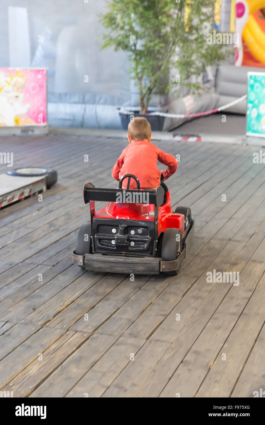 Kinder ist ein elektrisches Spielzeug Auto Stockfoto