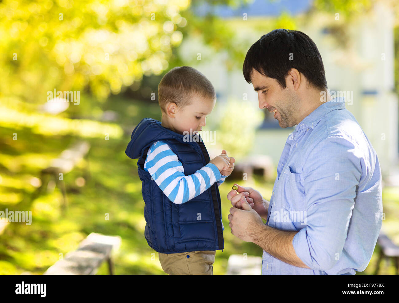 Vater und Sohn verbringen Zeit zusammen in der sonnigen Natur Stockfoto