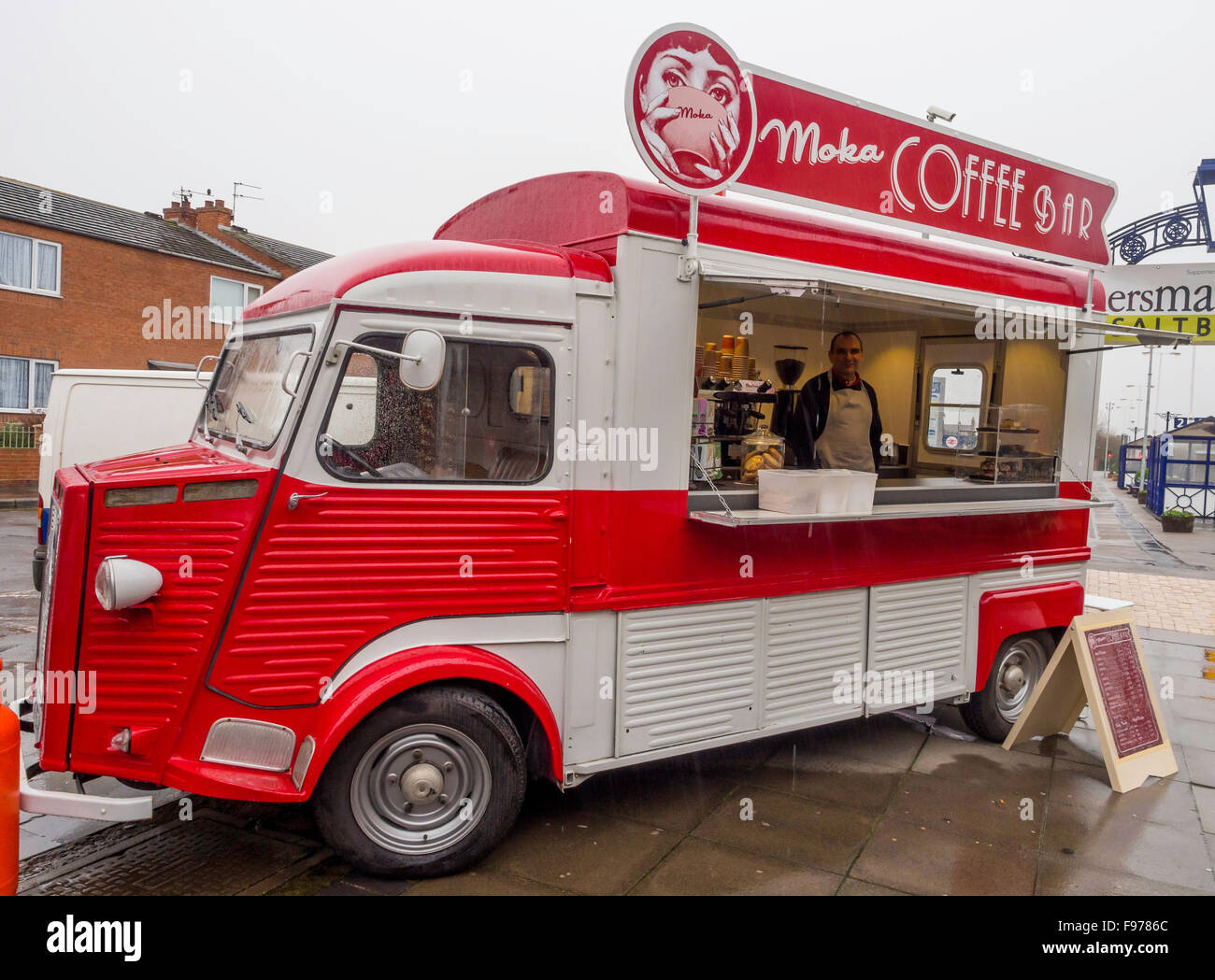 Moka Kaffee-Bar, einem französischen Citroen van ausgestattet als ein Café  in Saltburn durch Meer Cleveland England Farmers Market Day Stockfotografie  - Alamy