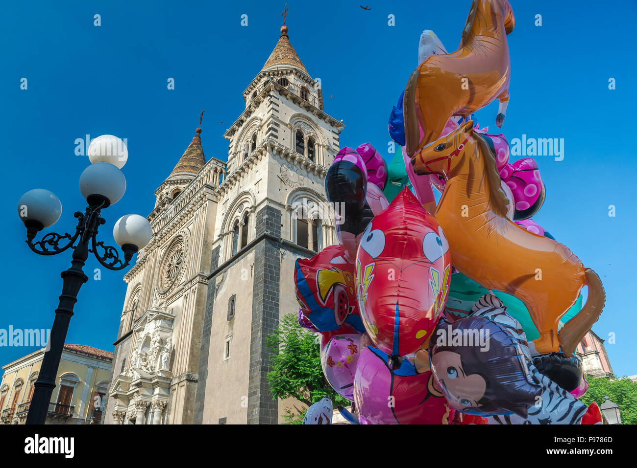 Sizilien Farbe Farbe, Blick auf die bunten Kunststoff aufblasbare Spielzeuge auf Verkauf unter der Kathedrale (Duomo) in der Stadt von Acireale, in der Nähe von Catania, Sizilien. Stockfoto