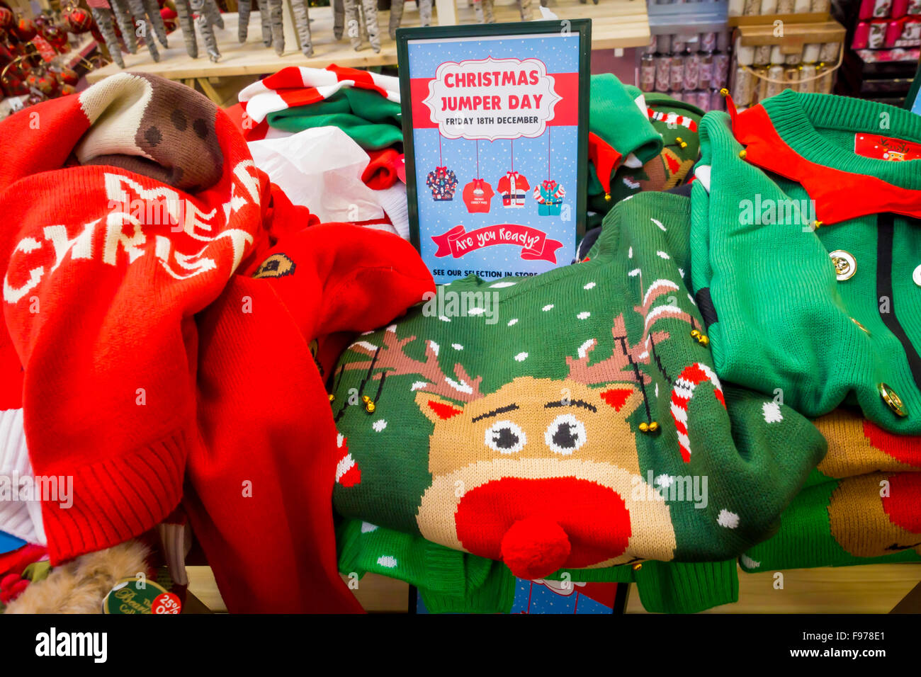 Garten-Center Weihnachten waren Abteilung in North Yorkshire England UK Anzeige der saisonalen Pullover Stockfoto