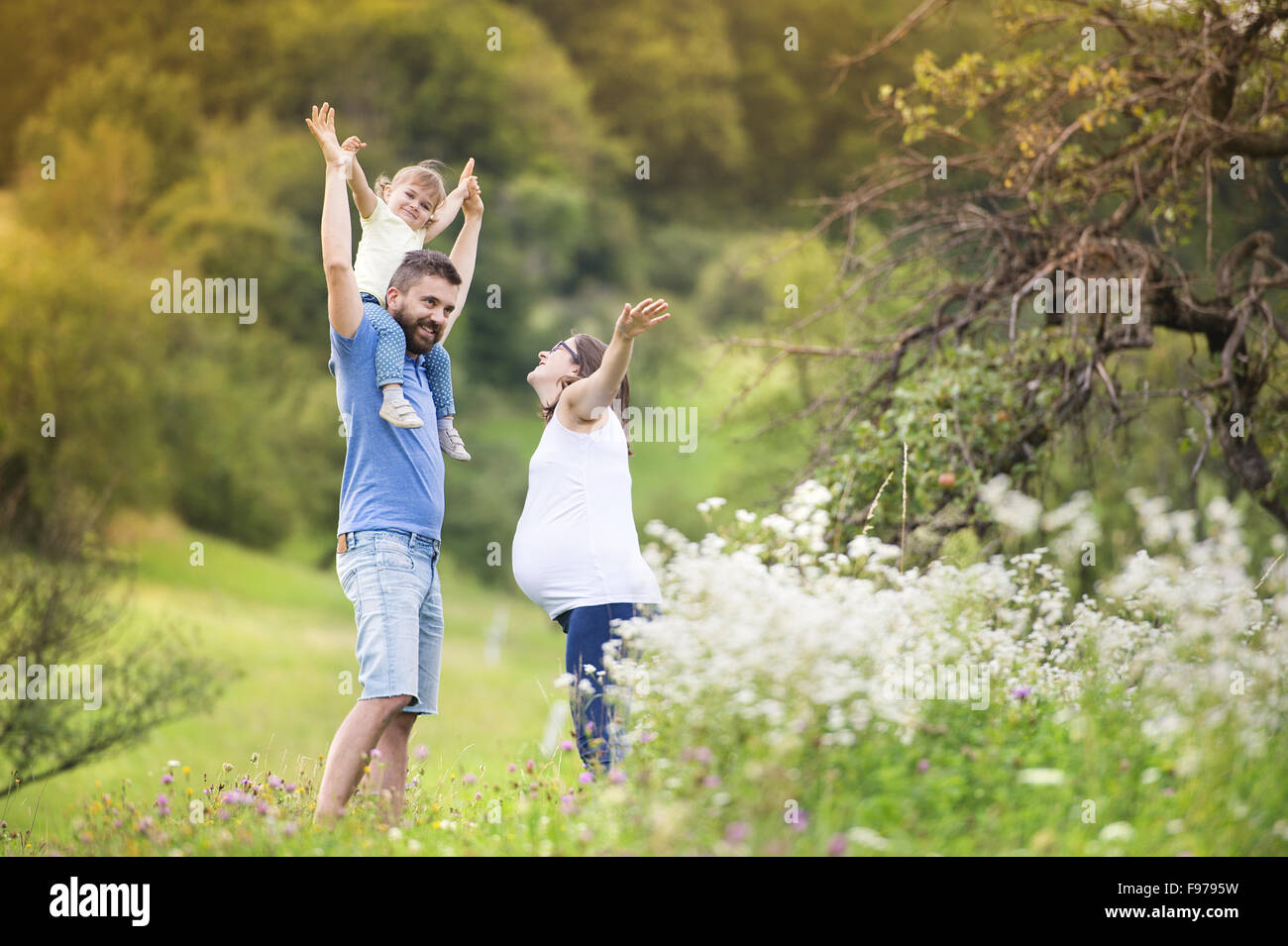 Glücklich schwanger Familie Spaß im Sommer-Natur Stockfoto
