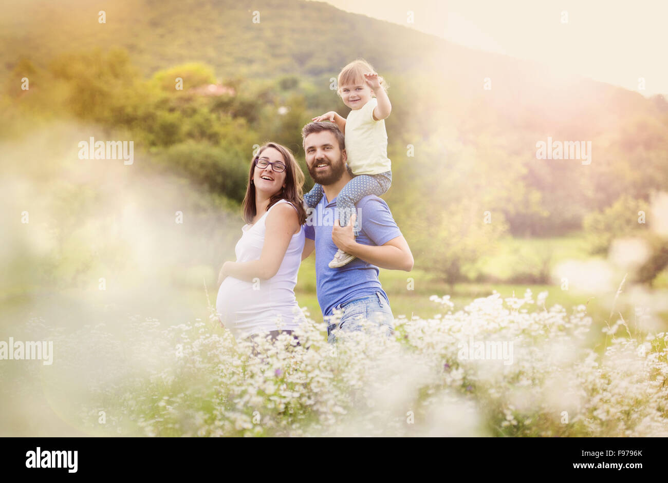 Glücklich schwanger Familie Spaß im Sommer-Natur Stockfoto