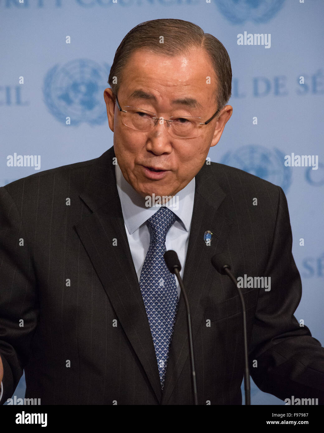 New York, Vereinigte Staaten von Amerika. 14. Dezember 2015. UN-Generalsekretär Ban Ki-Moon Schriftsätze der UN Pressekorps auf der kürzlich abgeschlossenen COP 21-Klima-Gipfel. Nach Abschluss der globalen Klima-Gipfel in Paris, Frankreich (COP 21), der Generalsekretär der Vereinten Nationen, Ban Ki-Moon sprach mit der Presse im UN-Hauptquartier in New York City, umreißt das internationale Abkommen, die auf der Konferenz erreicht. Bildnachweis: Albin Lohr-Jones/Pacific Press/Alamy Live-Nachrichten Stockfoto