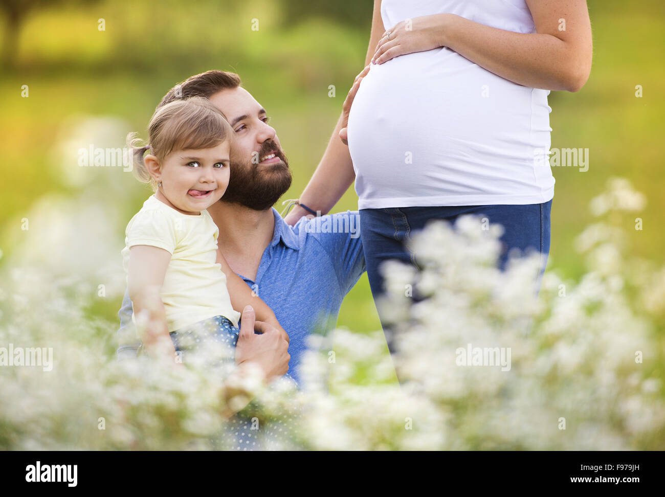 Glücklich schwanger Familie Spaß im Sommer-Natur Stockfoto