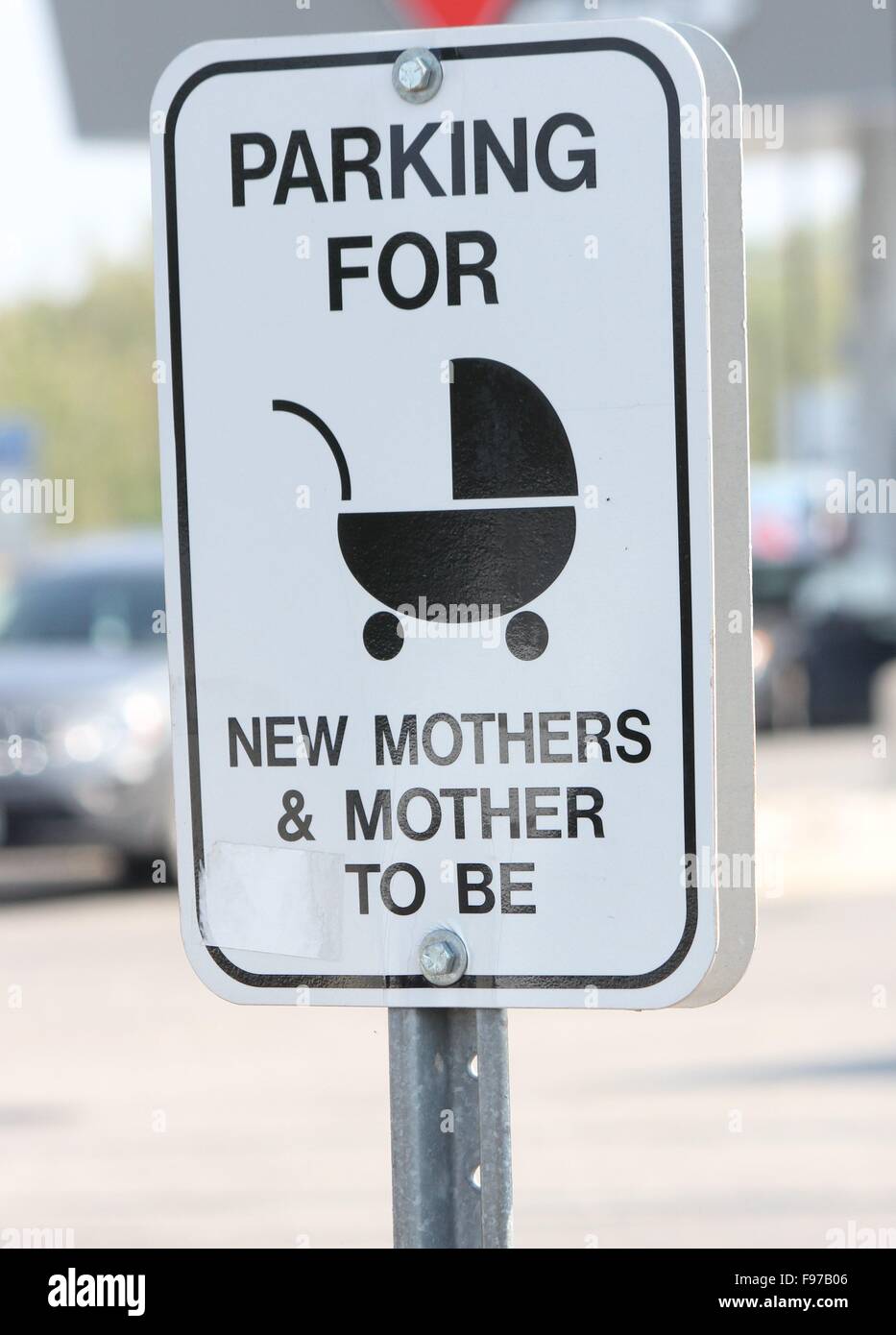 Zeichen mit reservierter Parkplatz für neue Mütter oder Mütter sein. Stockfoto