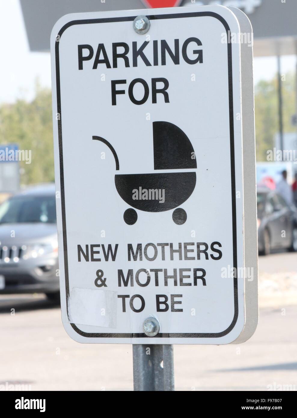 Zeichen mit reservierter Parkplatz für neue Mütter oder Mütter sein. Stockfoto