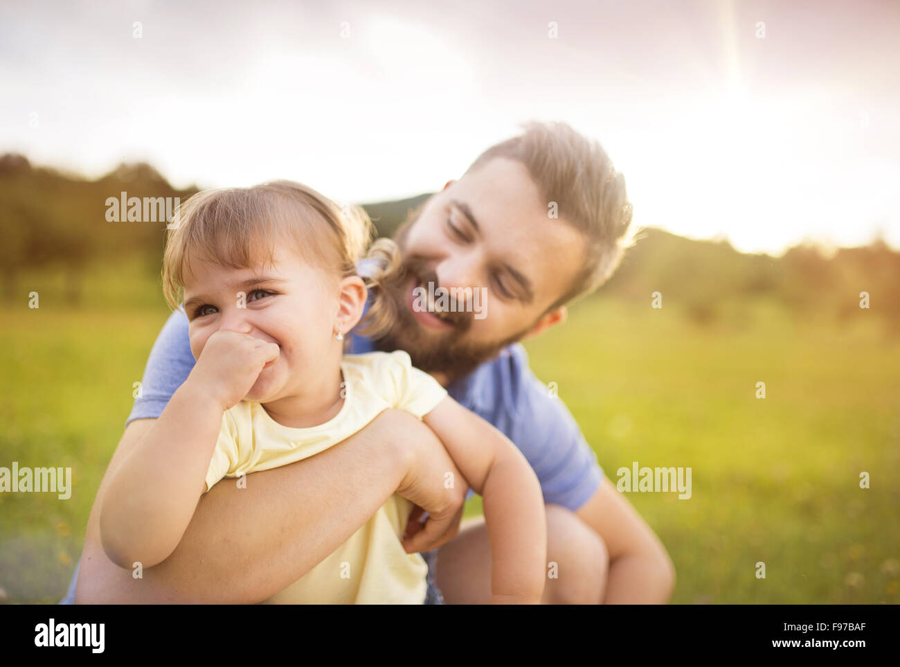 Hipster-Vater mit seiner kleinen Tochter in den grünen Park zu spielen. Stockfoto