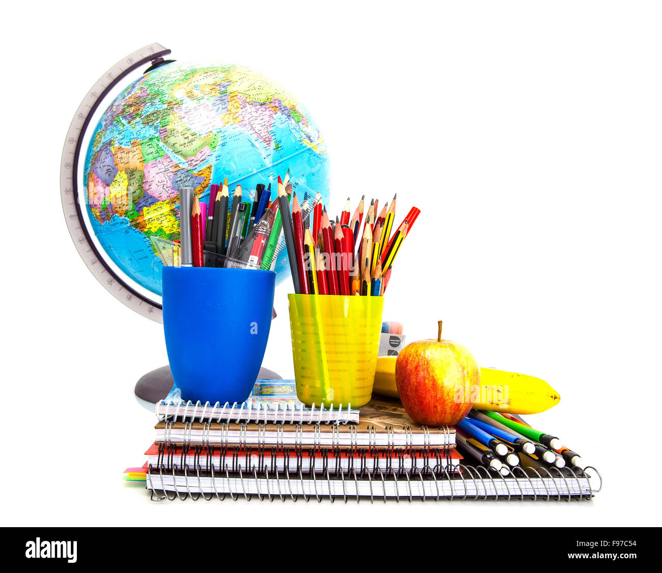 Zurück zum Schulkonzept mit Globus, Notebook-Stack und Bleistifte auf weißem Hintergrund Stockfoto