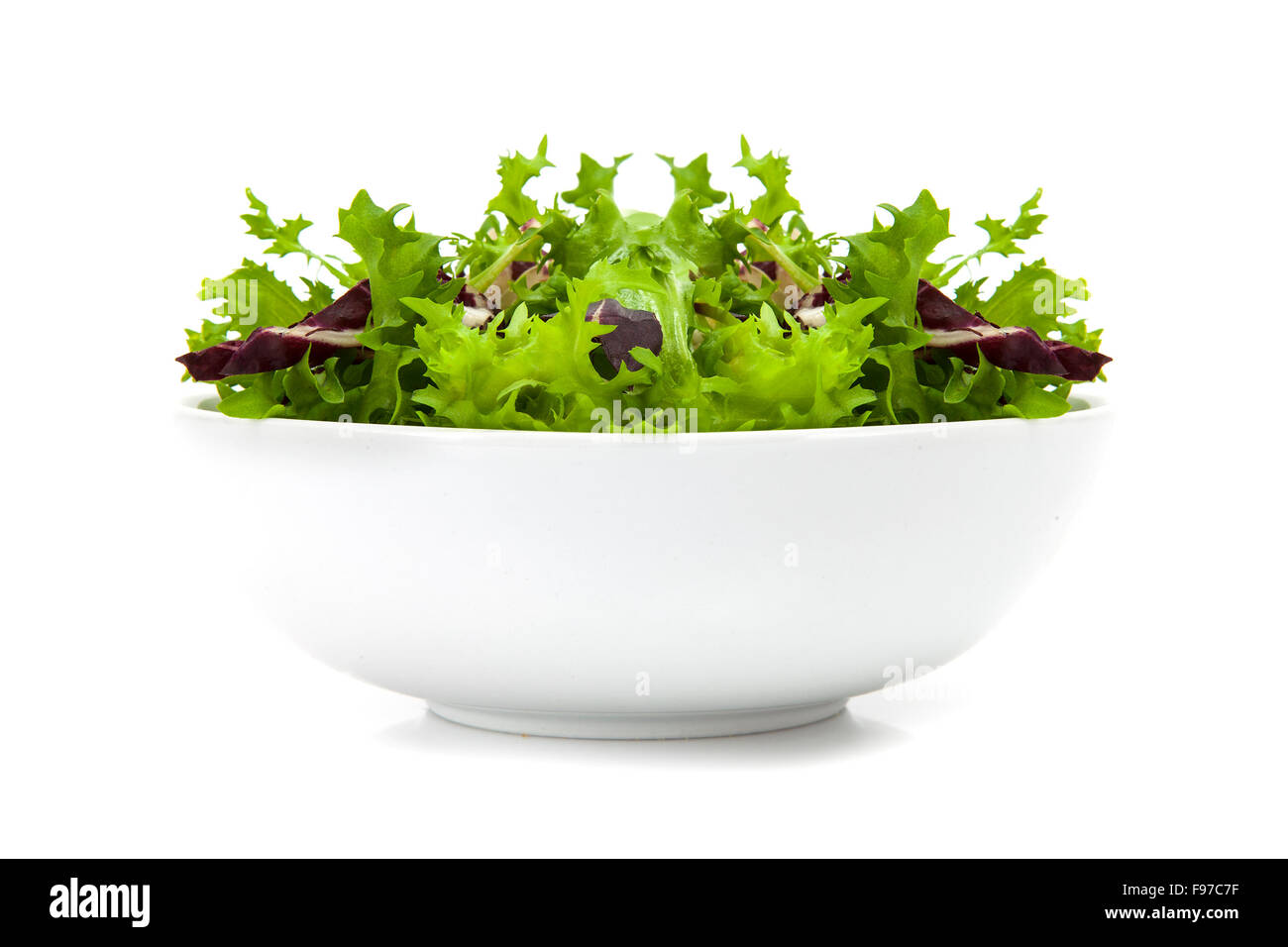 Schüssel mit gemischter Salat mit Rucola, Frisee, Radicchio und Feldsalat. Isoliert auf weißem Hintergrund Stockfoto