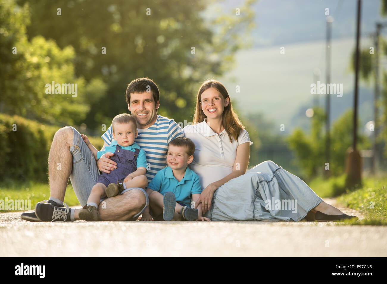 Glückliche Familie entspannt und sitzen Landschaft unterwegs Stockfoto