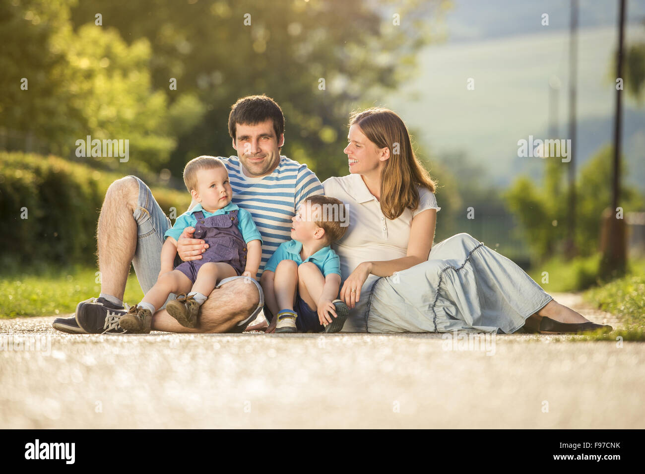 Glückliche Familie entspannt und sitzen Landschaft unterwegs Stockfoto