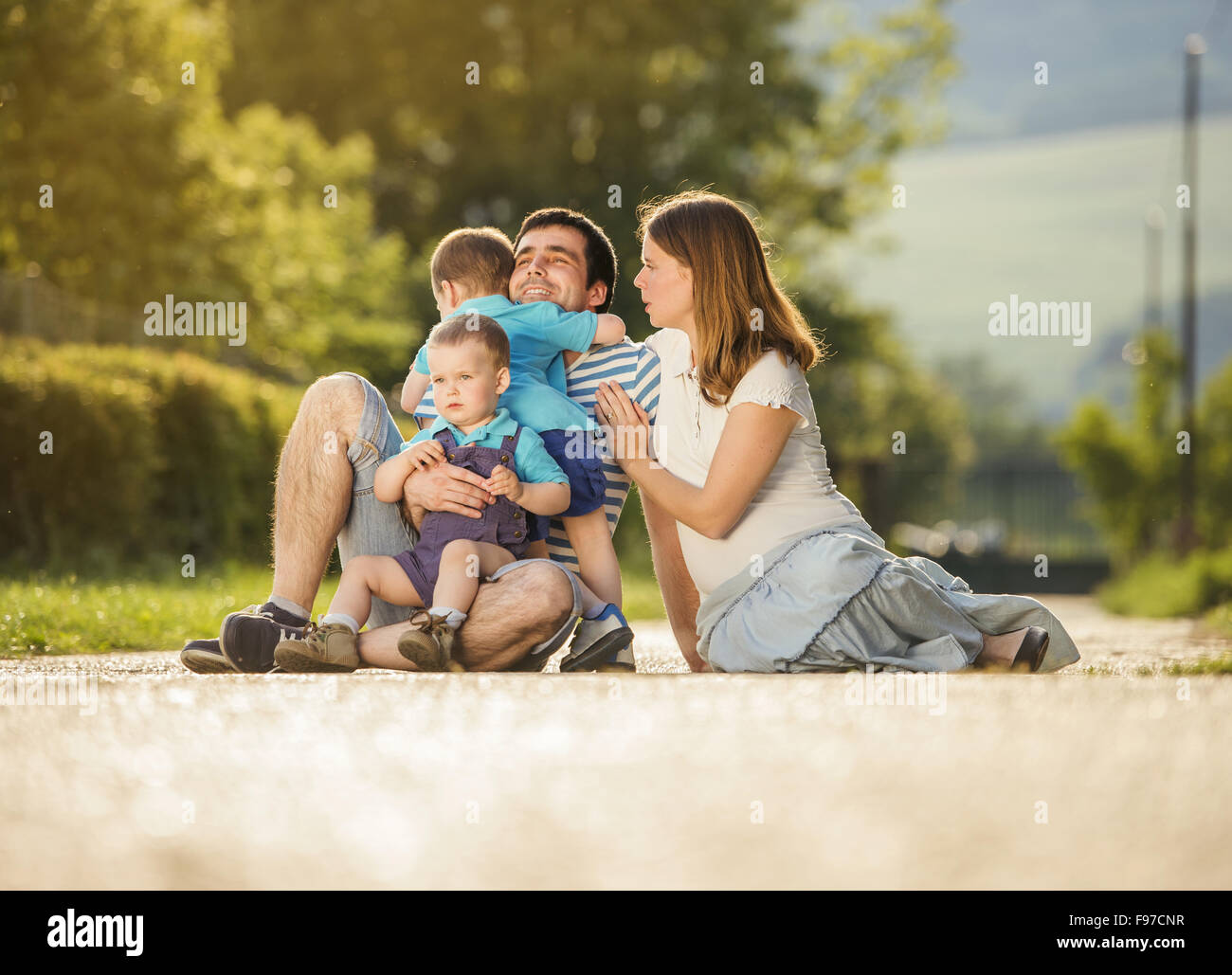 Glückliche Familie entspannt und sitzen Landschaft unterwegs Stockfoto