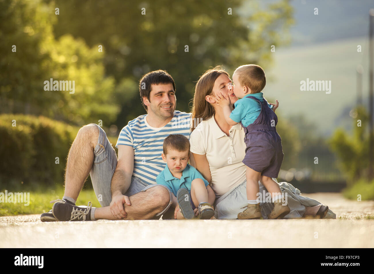 Glückliche Familie entspannt und sitzen Landschaft unterwegs Stockfoto
