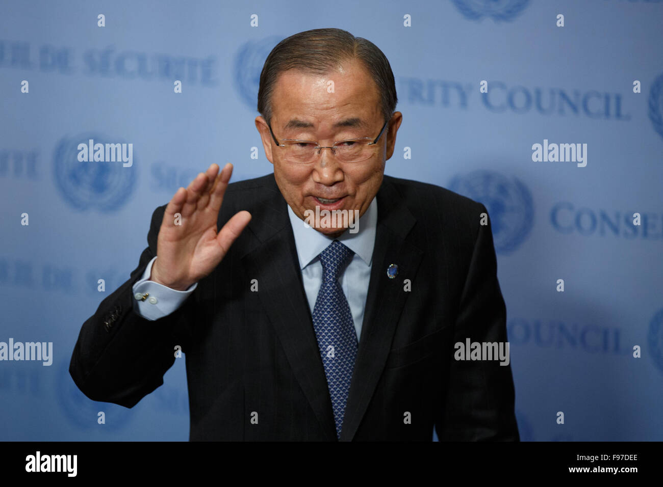 New York, USA. 14. Dezember 2015. Der Generalsekretär der Vereinten Nationen, Ban Ki-Moon besucht eine Pressekonferenz im UN-Hauptquartier in New York, 14. Dezember 2015. Zurück aus Paris Klimawandels treffen, Ban Ki-Moon am Montag rief das Abkommen erreicht unter 195 Nationen mit dem Ziel, den Planeten Temperaturanstieg innerhalb von 2 Grad Celsius zu begrenzen "eine Krankenversicherung Politik für den Planeten." © Li Muzi/Xinhua/Alamy Live News Stockfoto