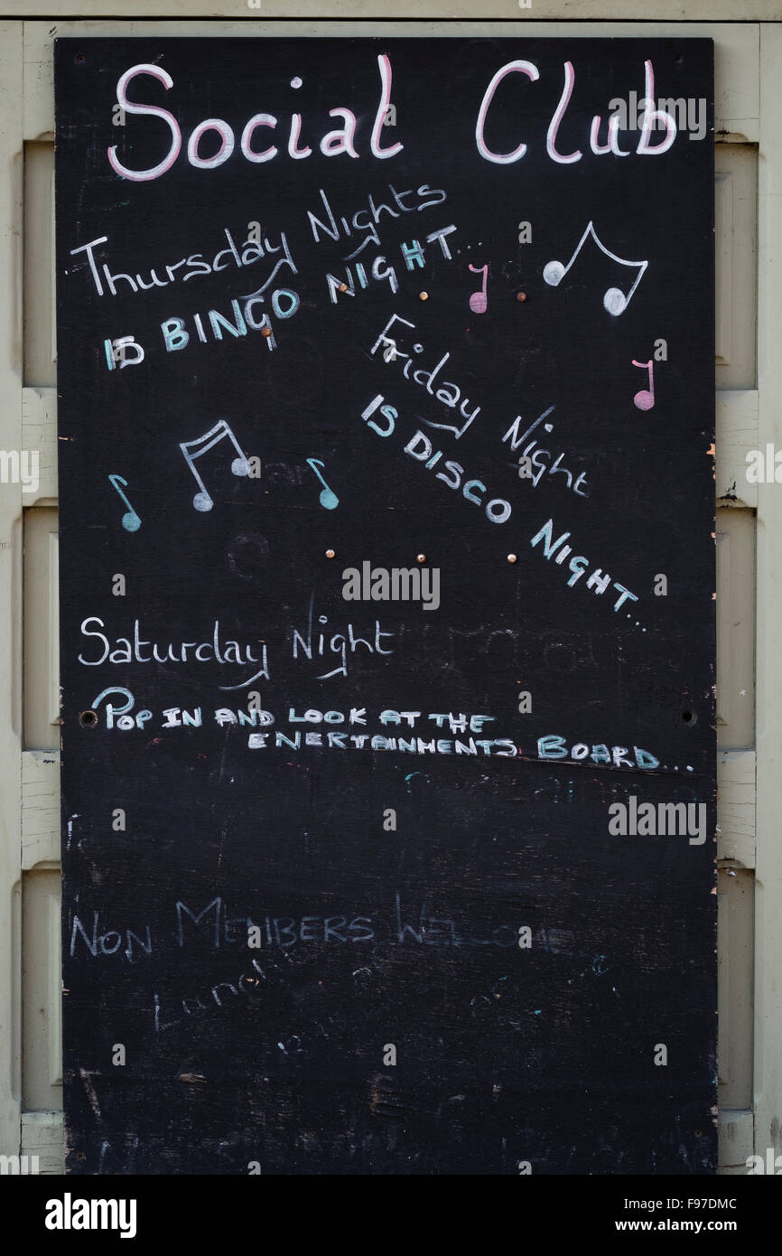Eine Rückwand Zeichen Werbung Donnerstagabend ist Bingo Abend und Freitag ist Disco Nacht vor einem sozialen Club Cirencester, Gloucestershire, England, UK Stockfoto