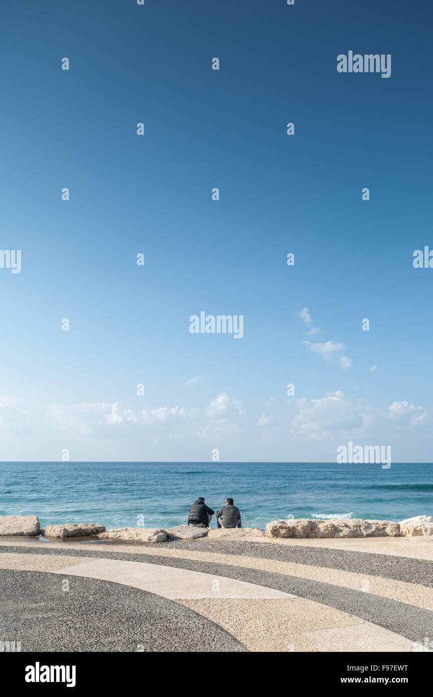 Israel, Tel Aviv, Männer, die das Meer zu beobachten Stockfoto