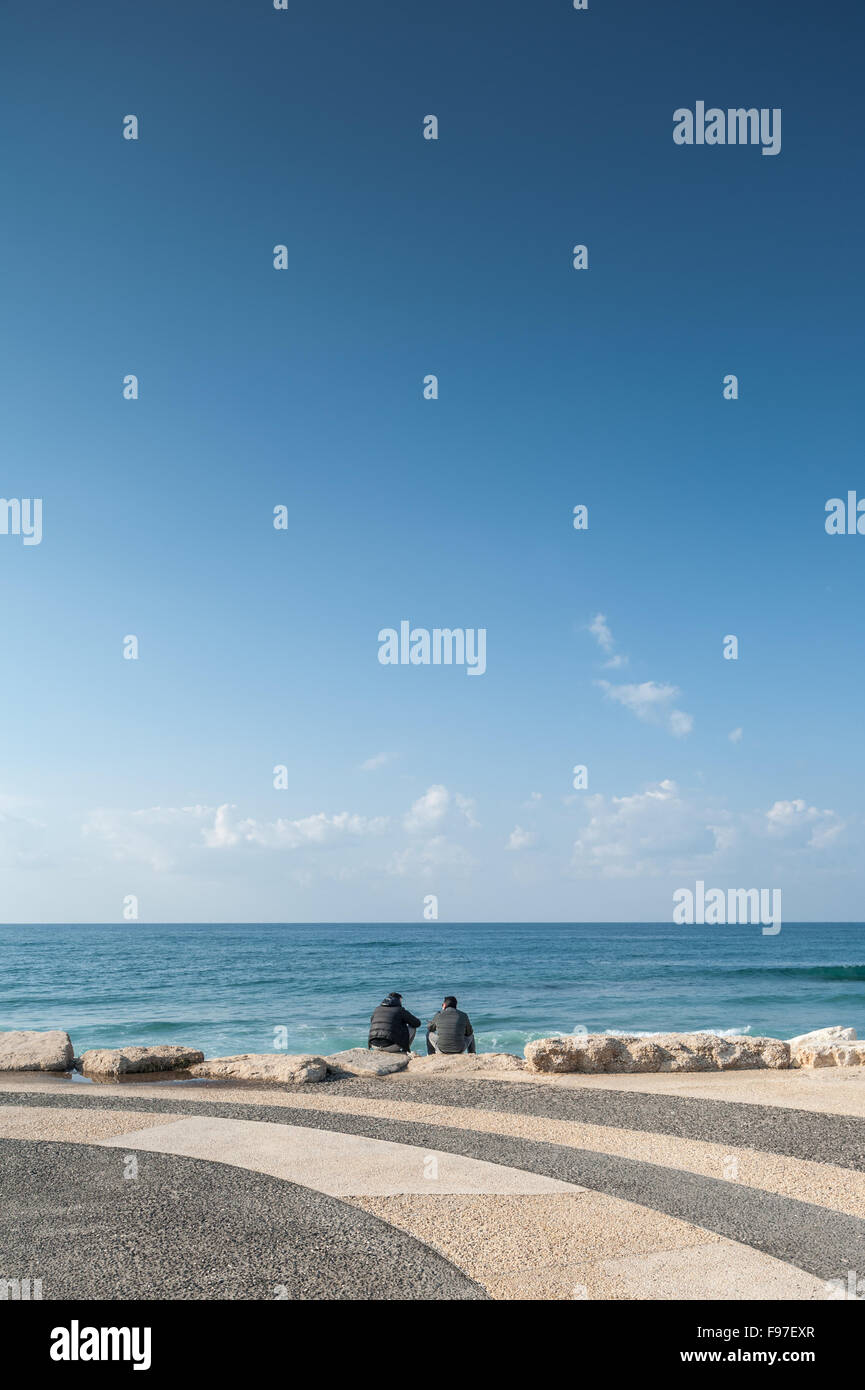Israel, Tel Aviv, Männer, die das Meer zu beobachten Stockfoto