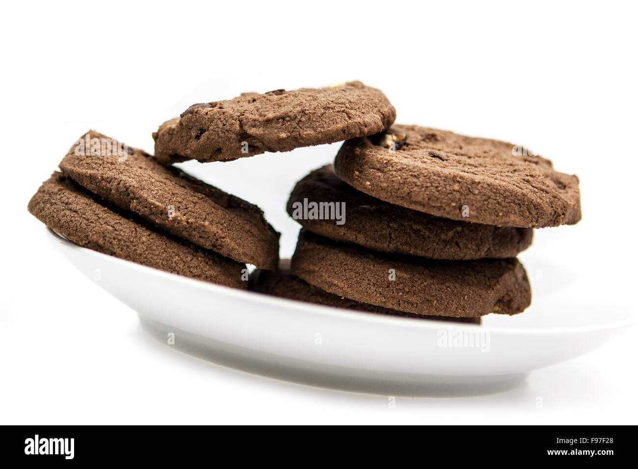 Haufen von Schokoladen-Plätzchen auf einem weißen Teller Stockfoto