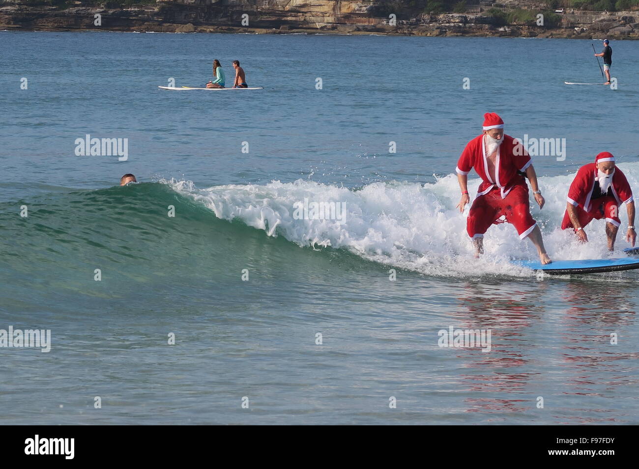 Bondi Beach, Sydney, Australien 15. Dezember 2015 320 Surfen Weihnachtsmänner vorbereiten für Weihnachtsfeiern Stockfoto