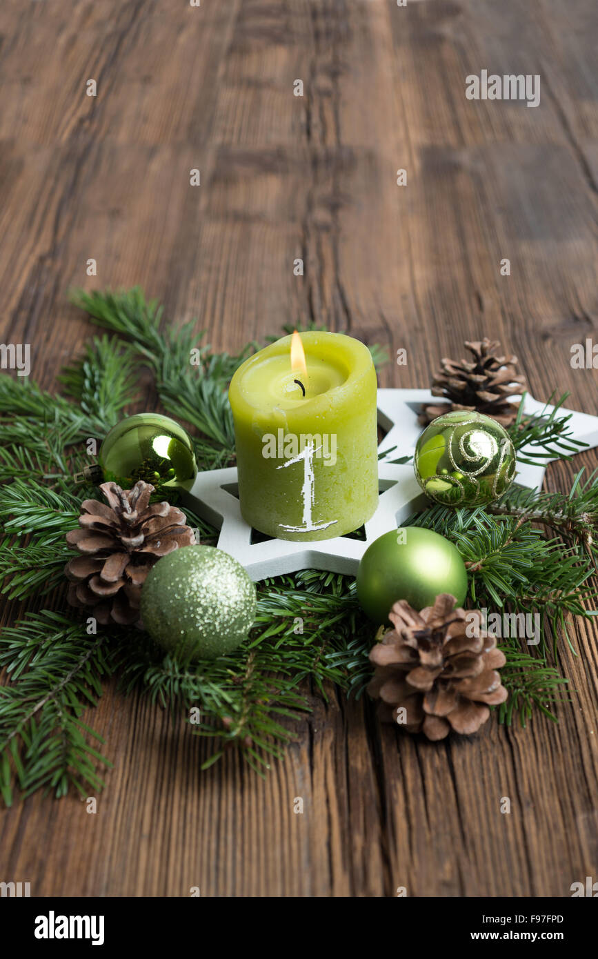 Weihnachten Tischdekoration für Advent mit brennenden Kerze Stockfoto