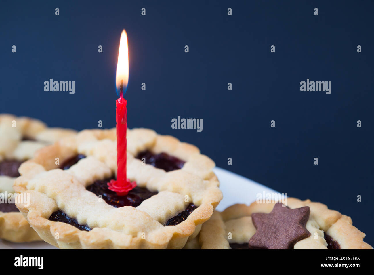 Süße Kuchen mit brennenden Kerze Stockfoto