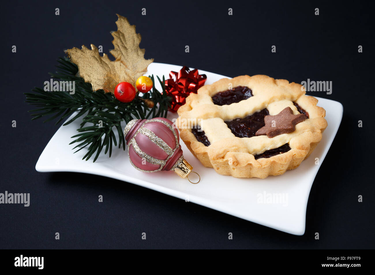 Süße Kuchen auf einem Teller mit Weihnachtsschmuck Stockfoto