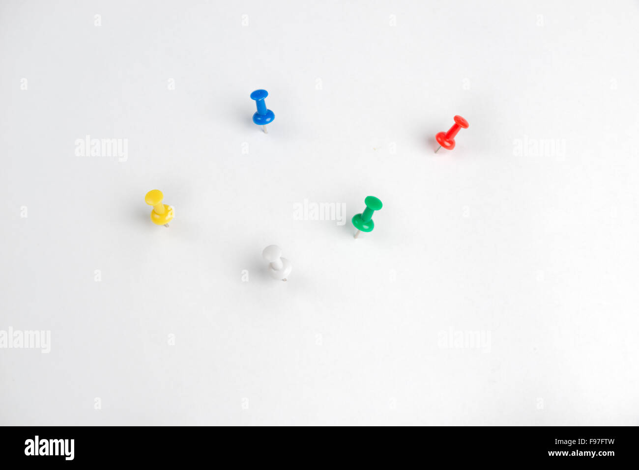 5 farbige Stifte Durcheinander auf einem weißen Hintergrund Stockfoto