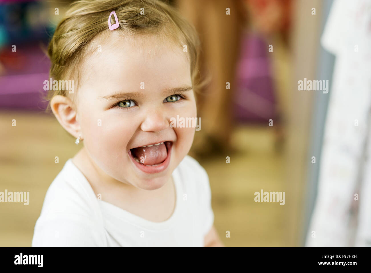 Indoor-Porträt der niedliche kleine Mädchen lächelnd Stockfoto