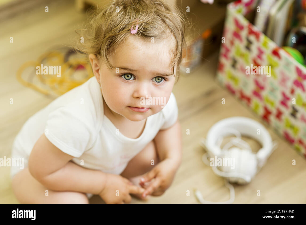 Indoor-Porträt der niedliche kleine Mädchen lächelnd Stockfoto