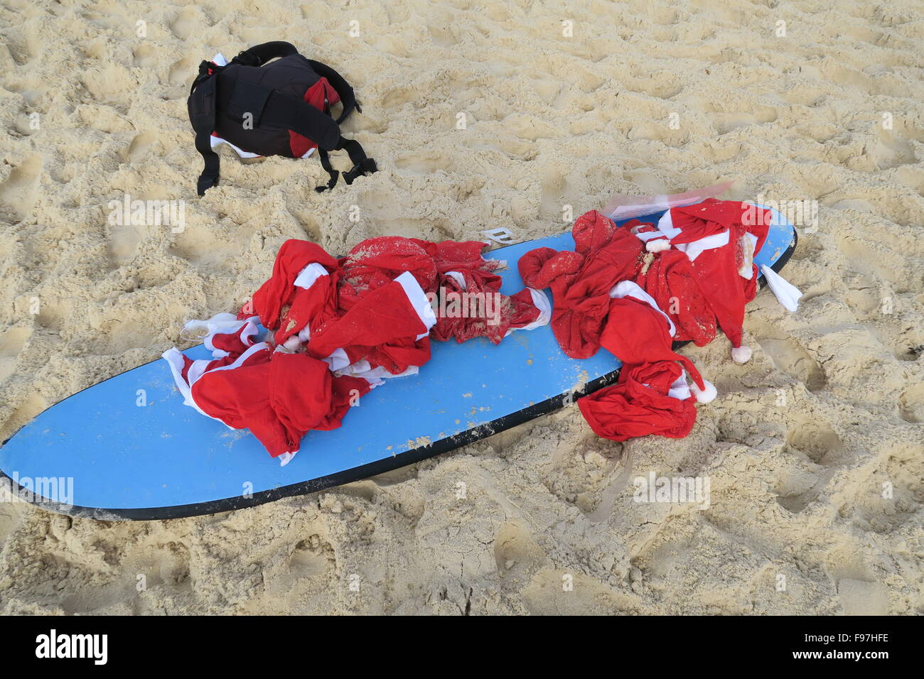 Bondi Beach, Sydney, Australien 15. Dezember 2015 320 Surfen Weihnachtsmänner für Weihnachtsfeiern vorbereiten und einige ihrer Hüte hinter sich gelassen. Stockfoto