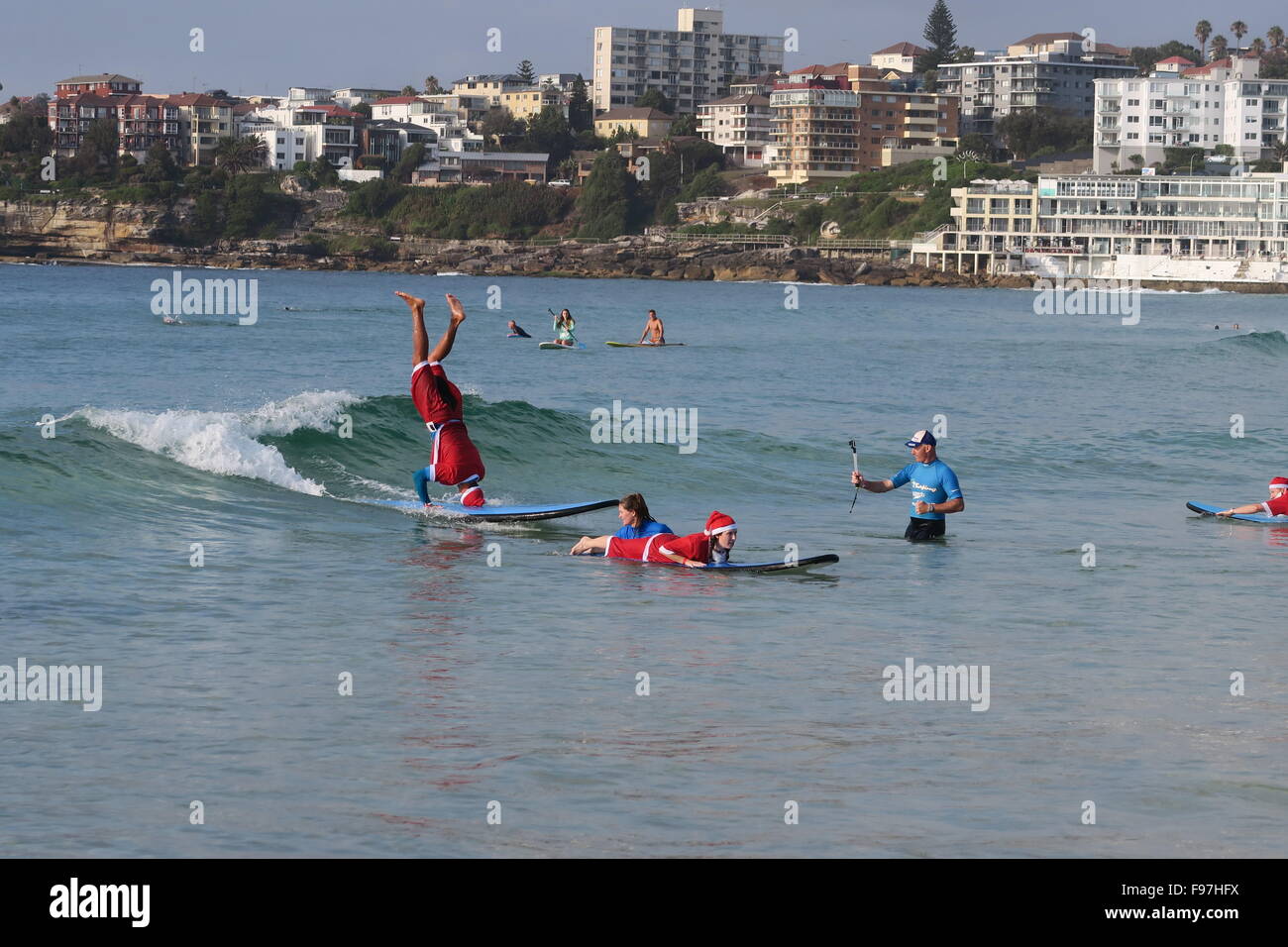 Bondi Beach, Sydney, Australien 15. Dezember 2015 320 Surfen Weihnachtsmänner vorbereiten für Weihnachtsfeiern Stockfoto