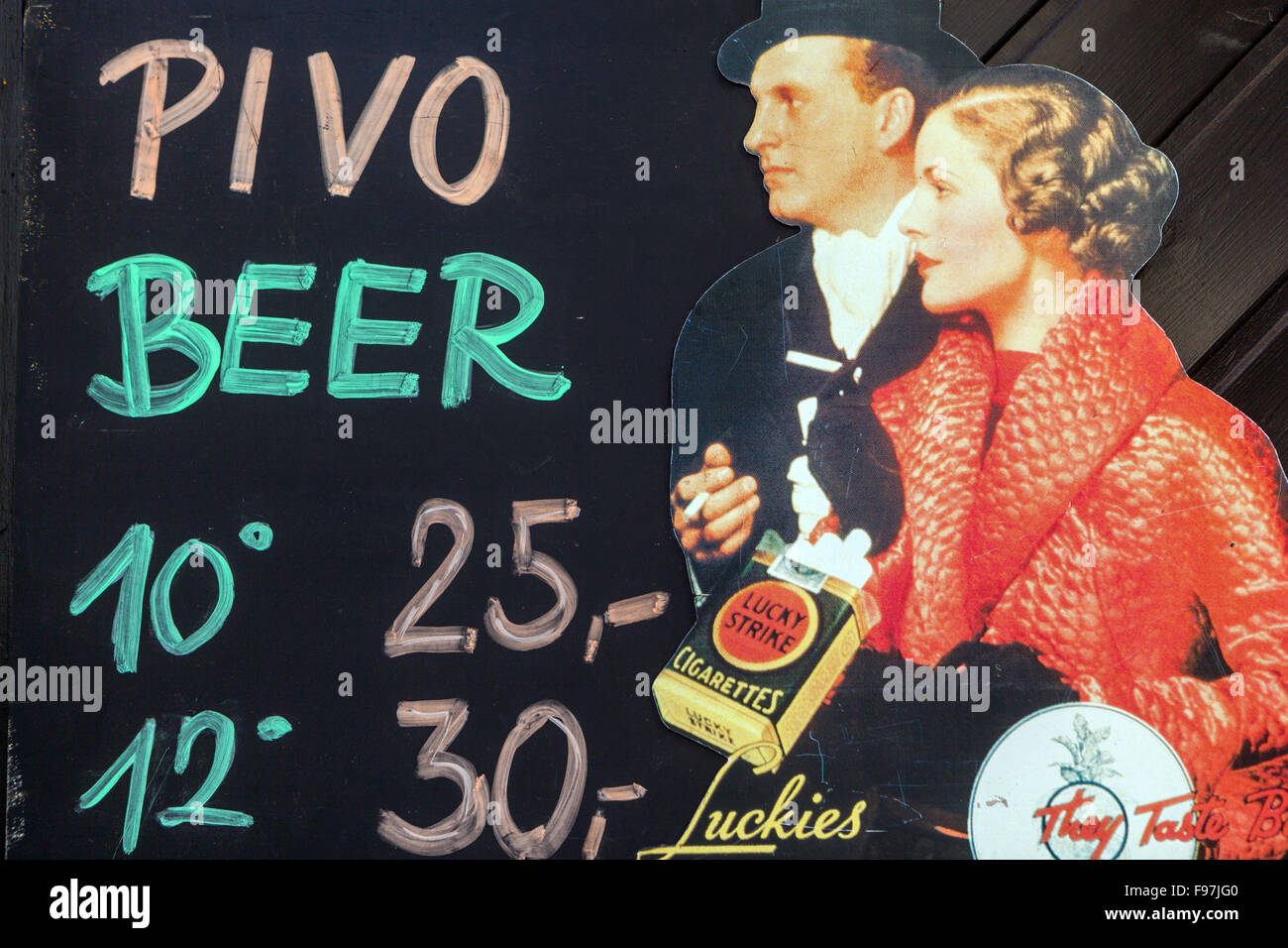 Werbung für tschechisches Bier auf Kreidetafel, Preise, Prag, Tschechische Republik für Vintage-Bier Stockfoto