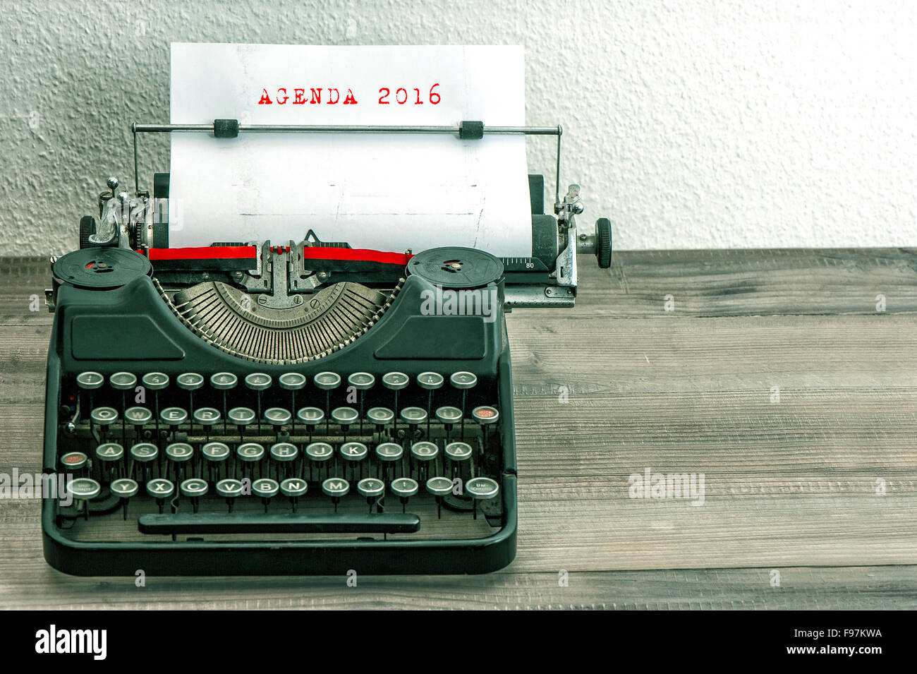 Schreibmaschine mit weißem Papierseite auf Schreibtisch aus Holz. Business-Konzept. Beispieltext für die AGENDA 2016. Vintage-Stil Bild Stockfoto