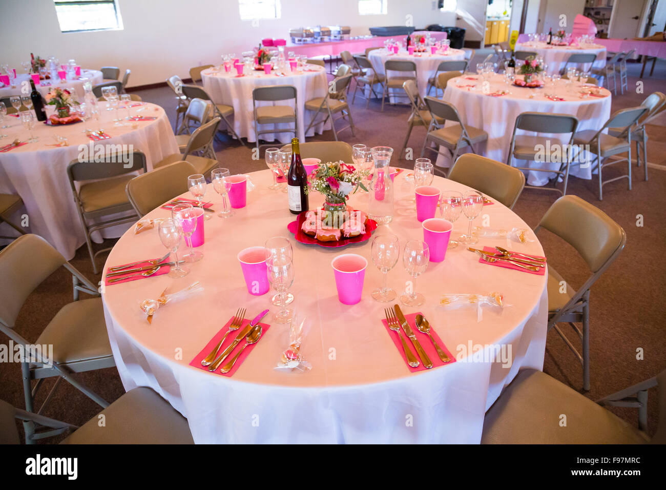 Details bei einer Hochzeitsfeier gehören rosa Dekor und Donuts. Stockfoto
