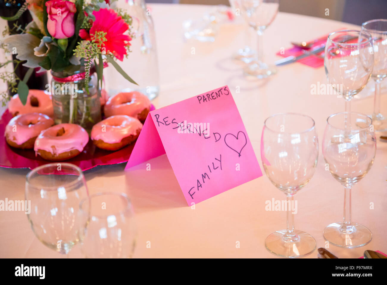 Melden Sie sich zeigen, dass diese Tabelle für Familie und Eltern bei einer Hochzeitsfeier reserviert ist. Stockfoto