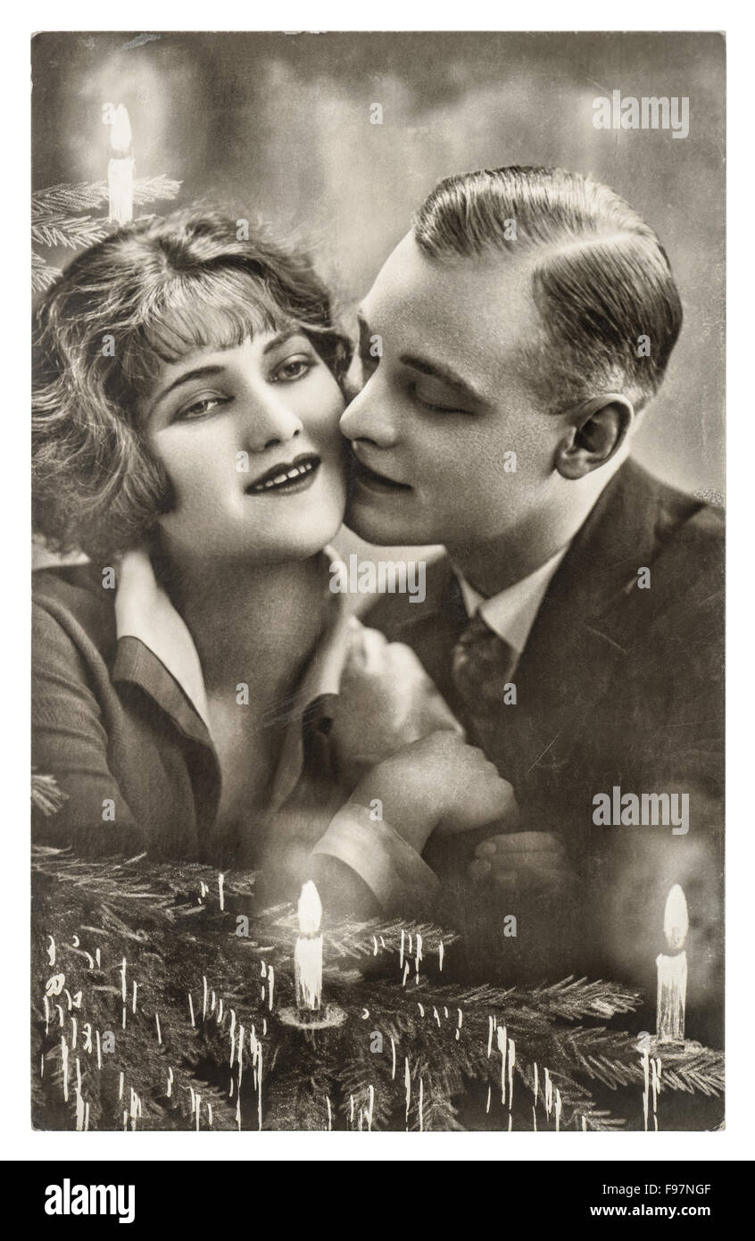 Junges Paar in Liebe mit Weihnachtsbaum gefeiert. Vintage Bild mit originalen Filmkorn und Unschärfe Stockfoto