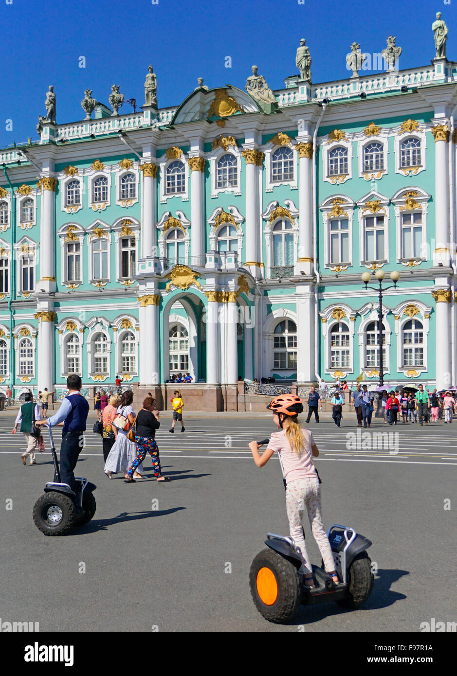 Touristen auf Segways im Winterpalast der staatlichen Eremitage in St. Petersburg, Russland. Stockfoto