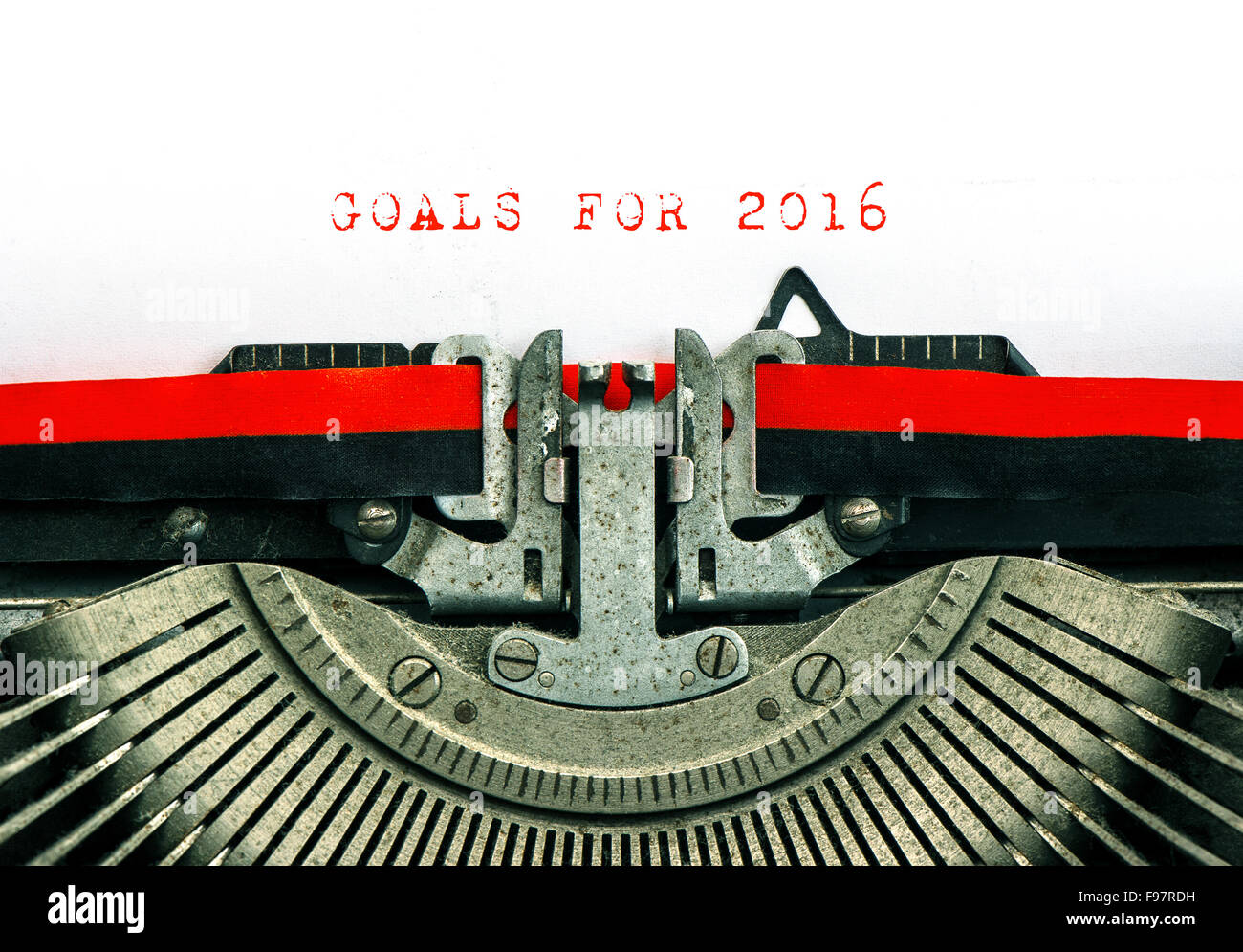 Vintage Schreibmaschine mit Beispieltext Ziele für das Jahr 2016. Rot-Wörter auf weißem Papier Stockfoto